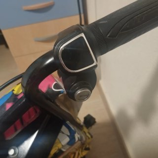 Triciclo eléctrico con diseño de cómic