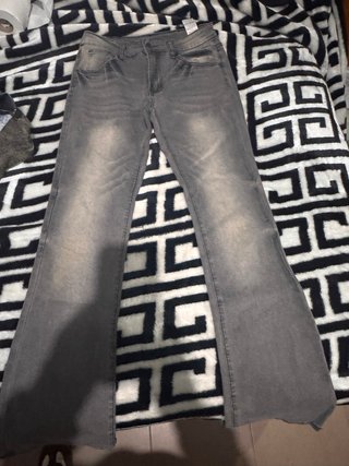 Pantalones vaqueros grises acampanados