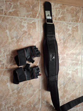 Lote gimnasio: cinturón y guantes