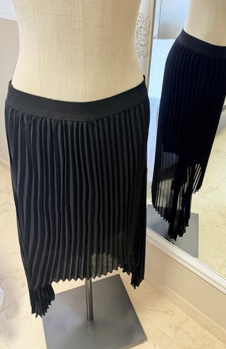 Falda negra Plisada Asimétrica Molly Bracken