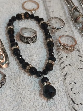 Lote de bisutería: anillos, pulsera y collar