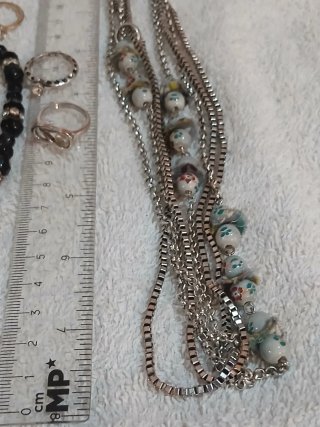Lote de bisutería: anillos, pulsera y collar