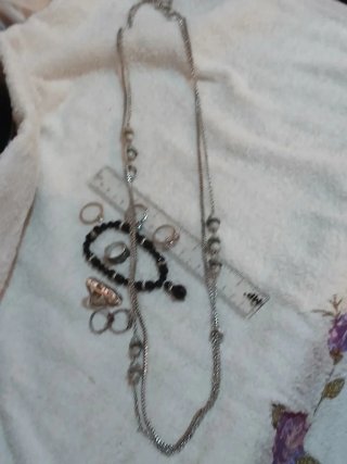 Lote de bisutería: anillos, pulsera y collar