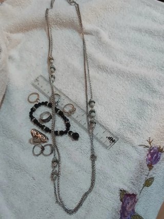 Lote de bisutería: anillos, pulsera y collar