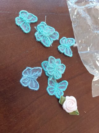 Adornos ropa mariposas y flores