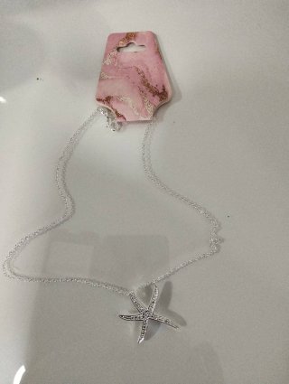 Collar con colgante de estrella de mar.