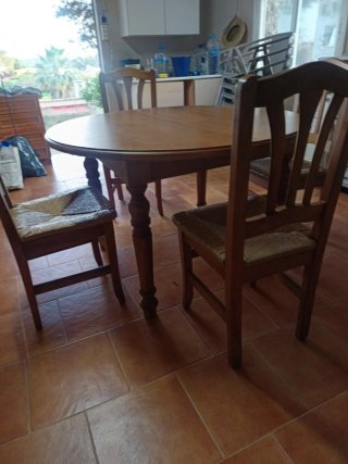 Comedor completo: aparador, vitrina y mesa y silla