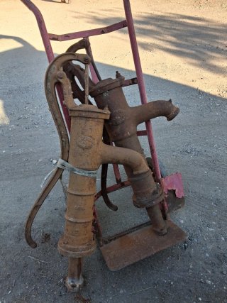 Dos Bombas de agua antigua de hierro fundido