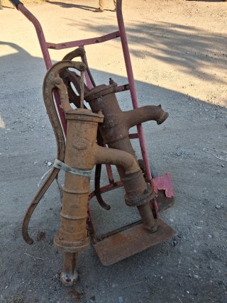 Dos Bombas de agua antigua de hierro fundido