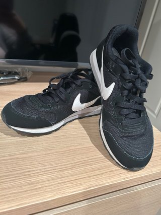 Zapatillas Nike Runner 2 Negras Blancas.