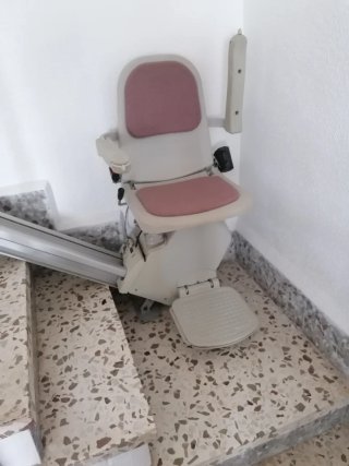 Silla salvaescaleras beige y rosa