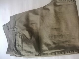 Pantalón pitillo verde caqui ligero.