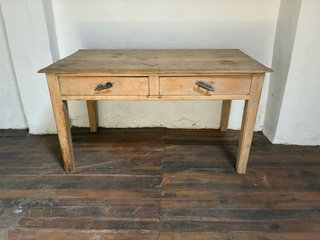 Mesa de madera antigua