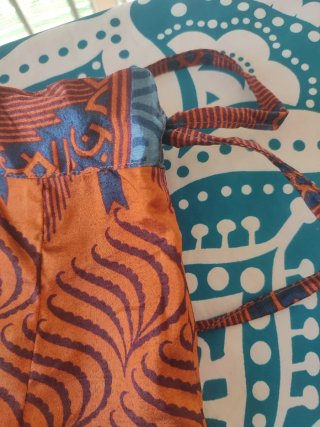 Pantalón fluido naranja y azul