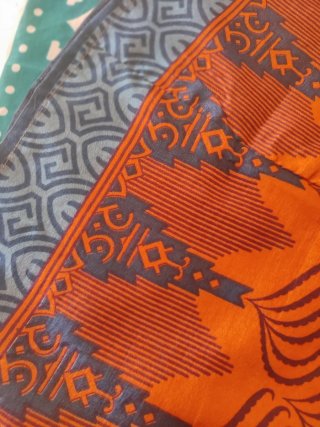 Pantalón fluido naranja y azul