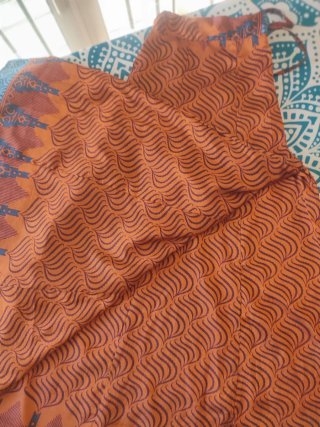 Pantalón fluido naranja y azul