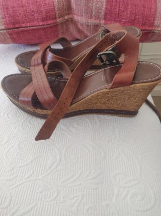 Sandalias de piel marrón