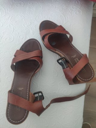 Sandalias de piel marrón