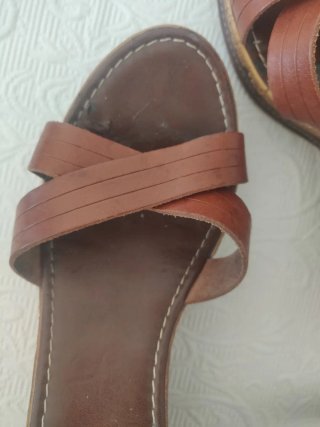 Sandalias de piel marrón
