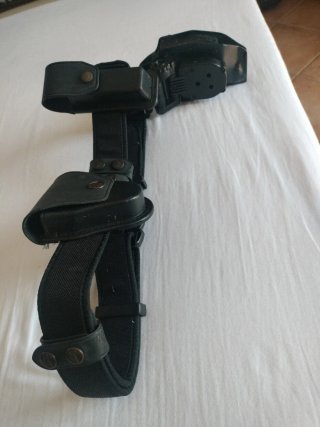Cinturone forestale completo di accessori.