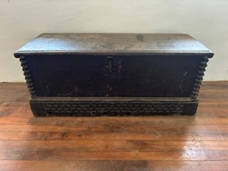 Arcón antiguo mediano de madera tallada