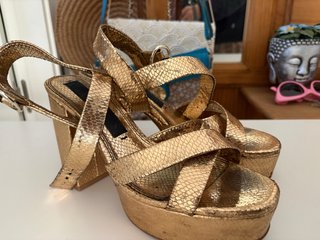 Sandalias doradas tacón plataforma