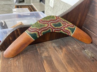 Boomerang decorativo in legno