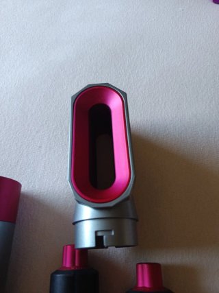 Secador de pelo rosa y plateado