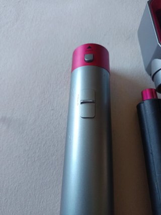 Secador de pelo rosa y plateado