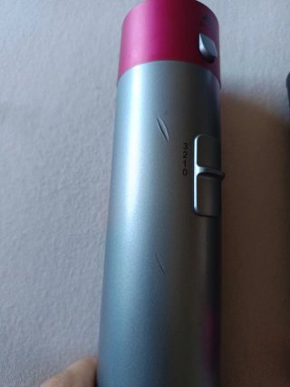 Secador de pelo rosa y plateado