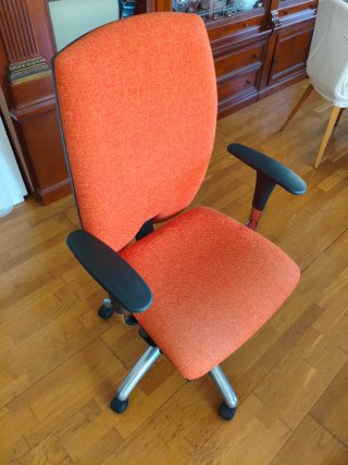 Silla de oficina naranja y negra