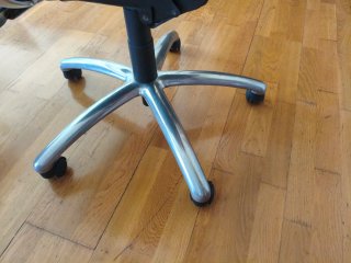 Silla de oficina naranja y negra
