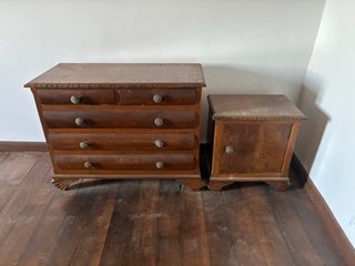 Cómoda y mesita de noche de madera antiguas