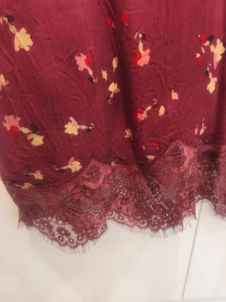 Blusa corta floral con encaje