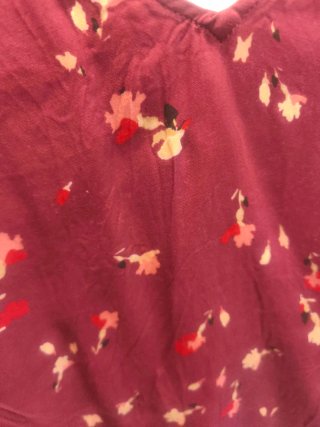 Blusa corta floral con encaje