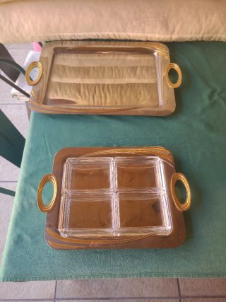 Set di due vassoi metallici dorati
