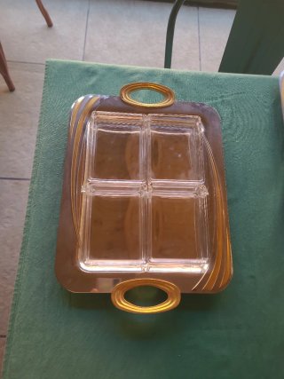 Set di due vassoi metallici dorati