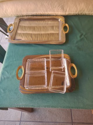 Set di due vassoi metallici dorati
