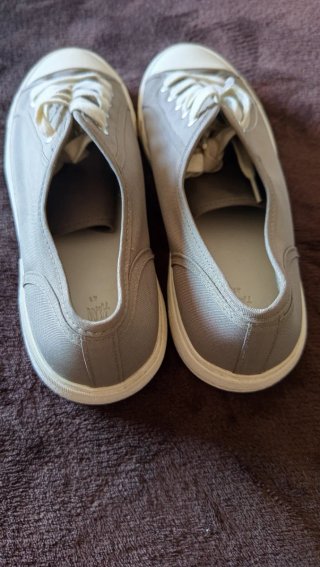 Zapatillas grises y blancas