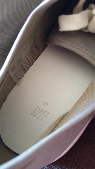Zapatillas grises y blancas