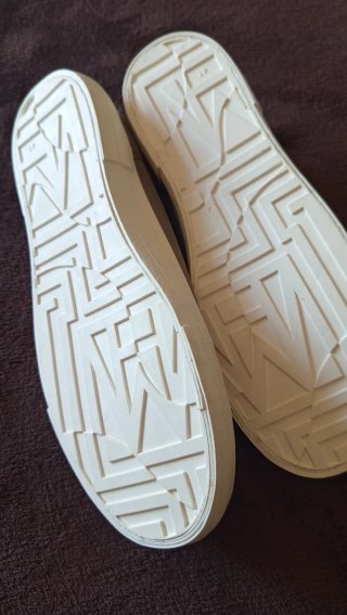 Zapatillas grises y blancas