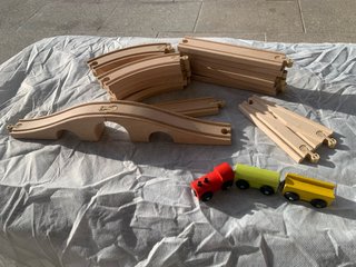 Tren de madera IKEA con puente y vagones