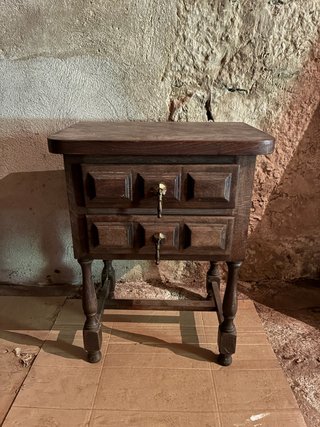 Mesita de noche antigua de madera
