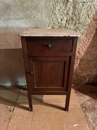 Mesita de noche antigua de madera y mármol