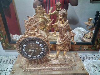 Reloj de sobremesa dorado antiguo
