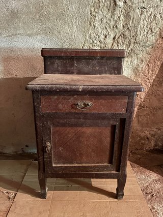 Mesita de noche antigua de madera