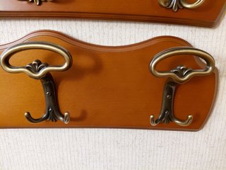 2 Percheros de madera vintage con ganchos dorados