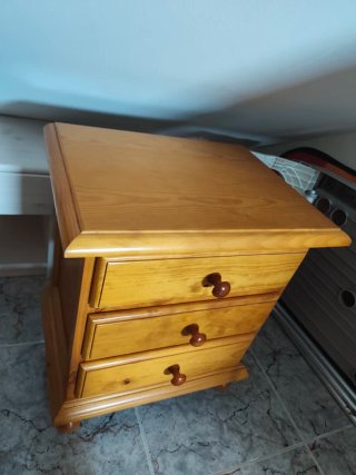 Mesita de noche de madera