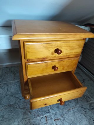 Mesita de noche de madera