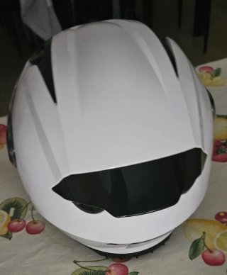 Casco de moto blanco con visera y pegatina